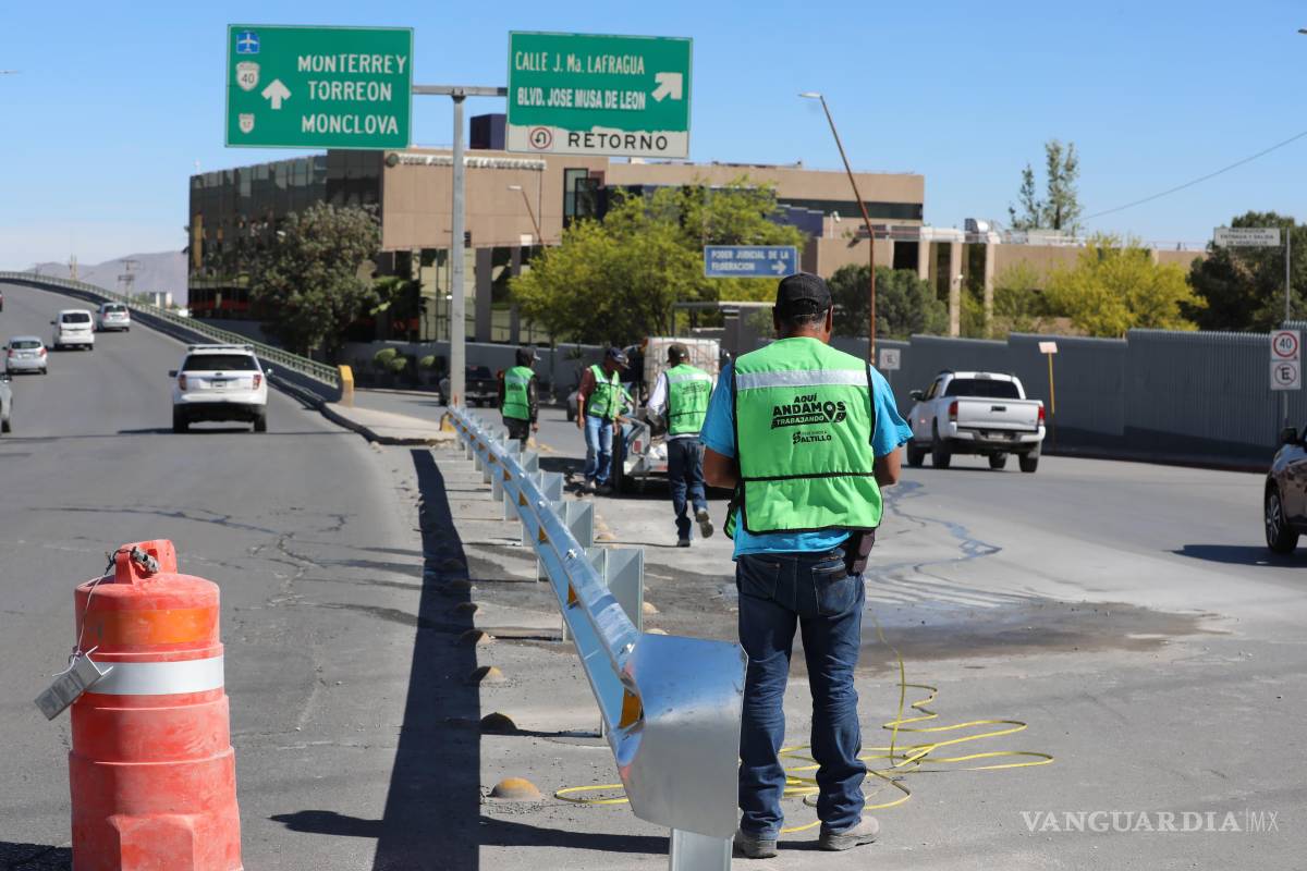 $!Cuadrillas municipales trabajaron en la rehabilitación de parapetos y señalización vial en puntos estratégicos de Saltillo.