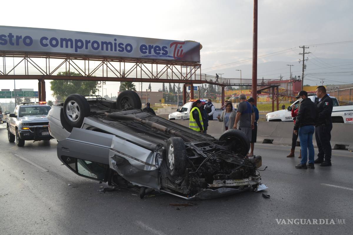 Vuelca grupo de jóvenes alcoholizados sobre Fundadores