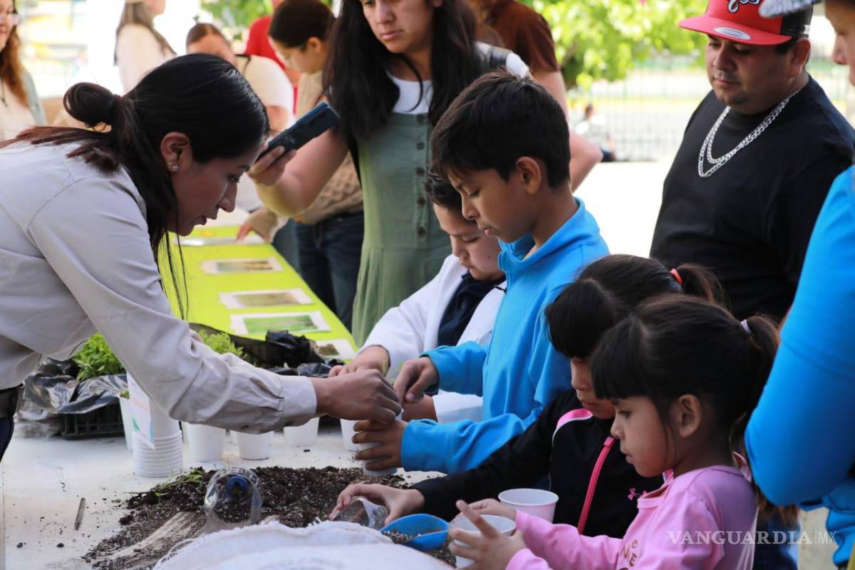 $!Niñas y niños participaron en actividades científicas y de salud en el bulevar Venustiano Carranza.