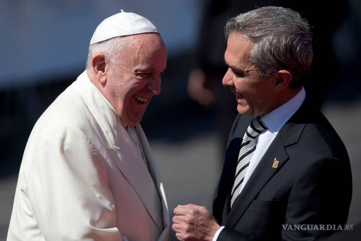 Regala Mancera al Papa reproductor con temas de Los Ángeles Azules