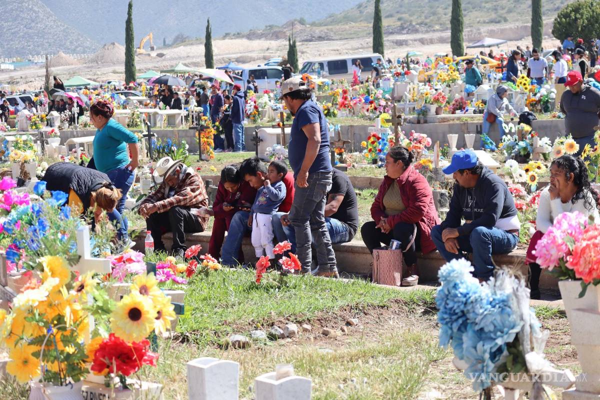 $!Familias completas acudieron a visitar a sus fieles difuntos.