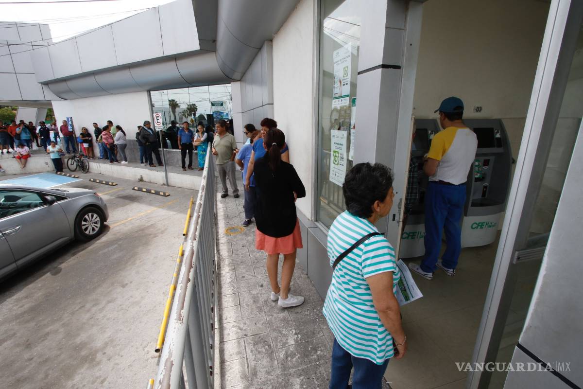 $!Ciudadanos saturan cajeros de la CFE en Saltillo sin guardar su 'sana distancia'