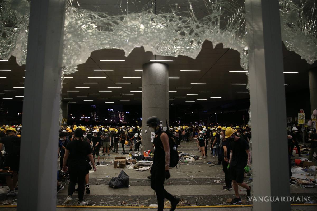 $!Manifestantes toman violentamente el control del Parlamento de Hong Kong