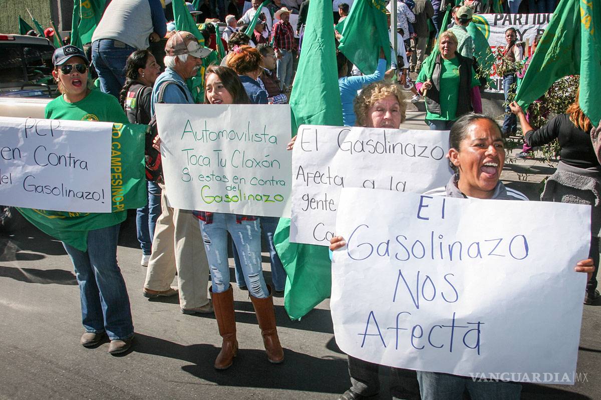$!Se manifiestan contra gasolinazo en Saltillo