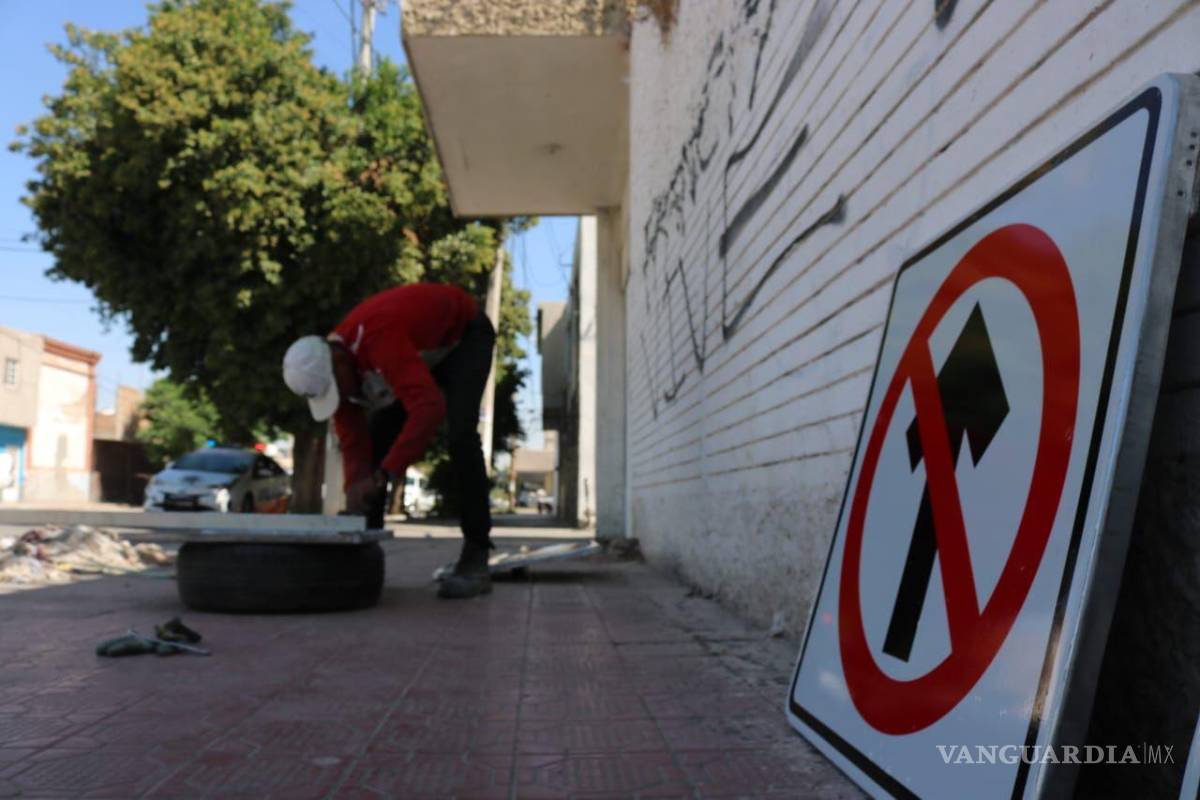En Torreón colocan señalización por cambio de circulación en la calle Javier Mina