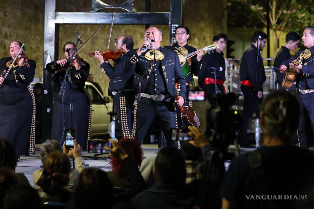 $!La segunda parte del concierto estuvo dedicada a piezas emblemáticas del mariachi, con la participación del Mariachi Sol de América, llevando alegría y tradición a los asistentes.