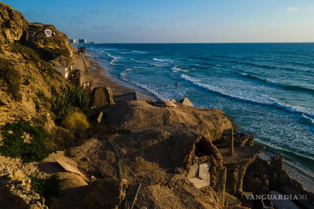$!El hogar de Nissim Kahlon, tallado en unos acantilados de arenisca frente al mar Mediterráneo en Herzliya, Israel.