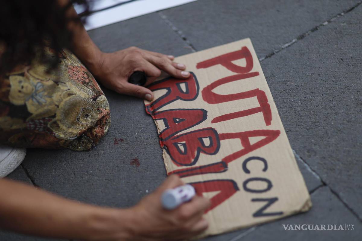 $!Una persona pinta un cartel durante una protesta este lunes, en conmemoración del Día Internacional de la Trabajadora Sexual en Ciudad de México.
