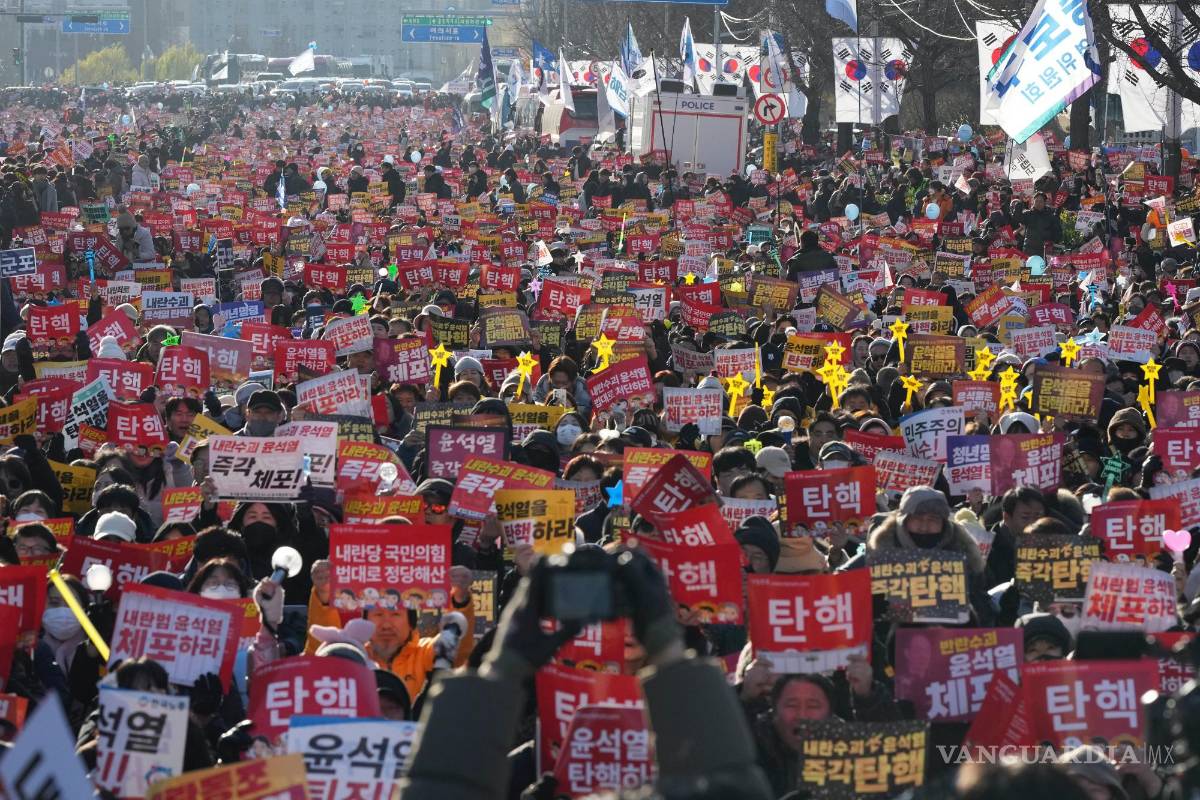 $!Una multitud corea eslóganes en una manifestación para exigir la destitución del presidente de Corea del Sur, Yoon Suk Yeol, en el exterior de la Asamblea Nacional.