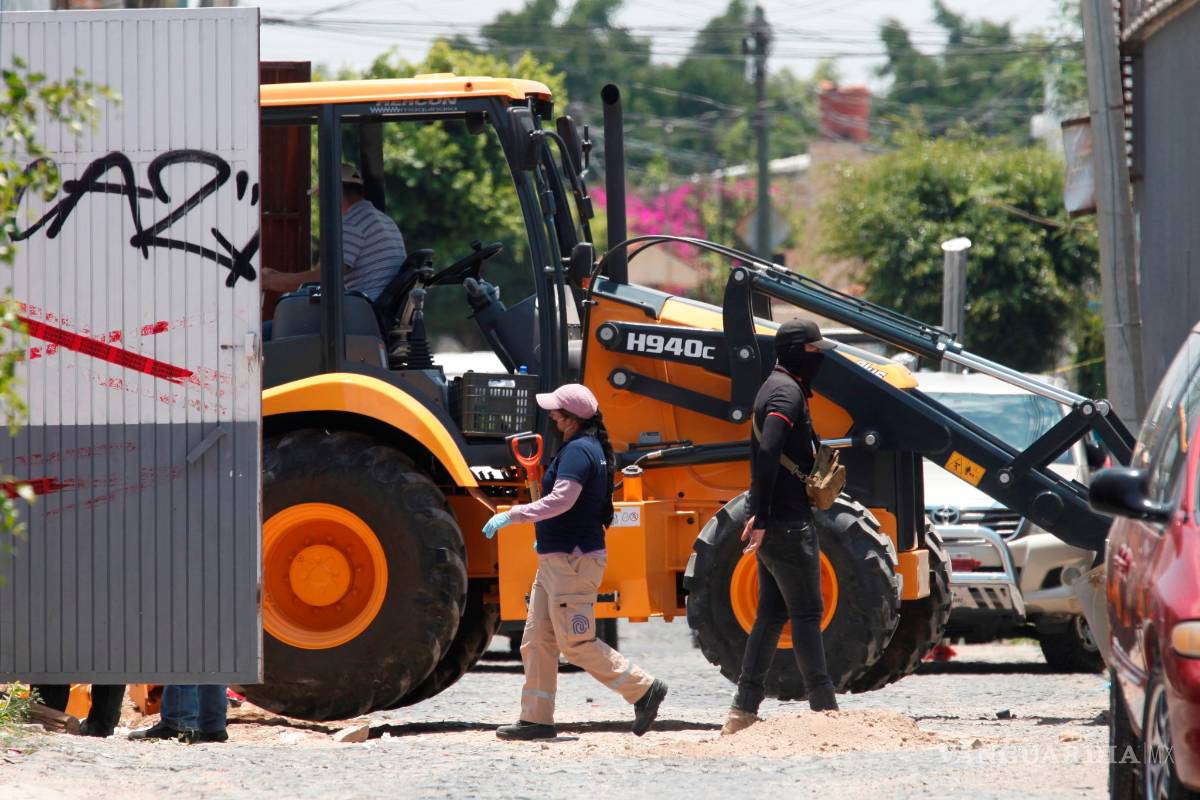 Hallan 75 bolsas con restos humanos en fosas de Jalisco