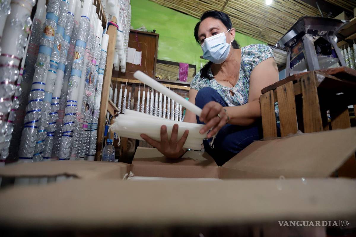 Velas escamadas iluminan el camino de las almas en los altares del Día de Muertos en México