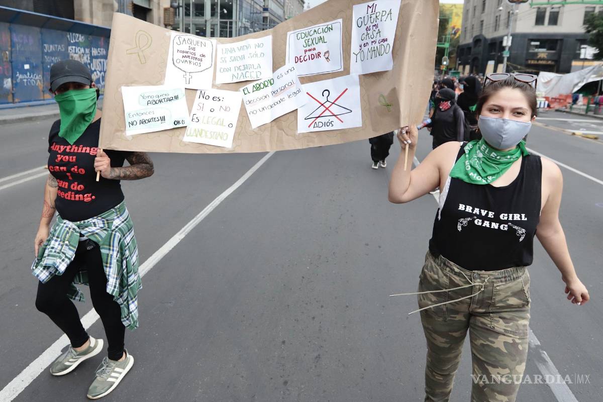 $!Luego de una tarde de protestas, feministas culminaron su recorrido en el Zócalo y pese a que en un inicio no había dado indicios de querer confrontar a la policía, un grupo comenzó a golpear las vallas de la Catedral Metropolitana