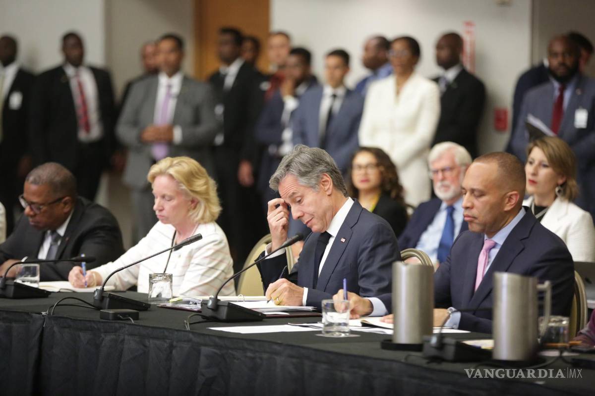 $!El secretario de Estado estadounidense, Antony Blinken (c) junto a la embajadora de EU en Guyana, Sarah Ann Lynch (2-i) en Puerto España, Trinidad y Tobago.