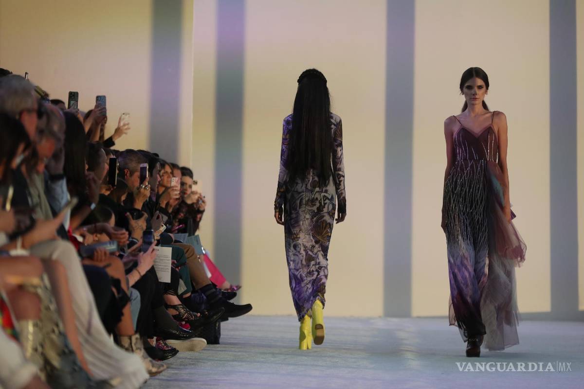 $!Una modelo luce creaciones de la diseñadora mexicana Alexia Ulibarri en el segundo día de actividades del Mercedes-Benz Fashion Week, en CDMX.