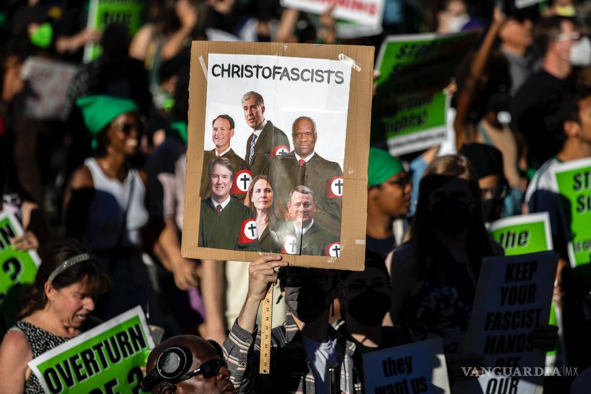$!Una persona sostiene una pancarta que muestra a los jueces de la Corte Suprema, mientras los manifestantes a favor del aborto protestan en Los Ángeles, California.