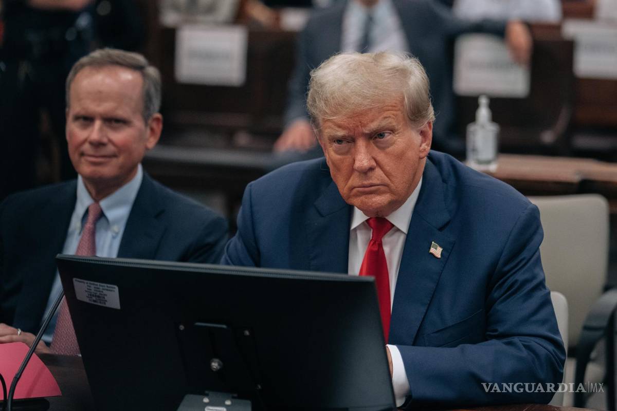 $!El expresidente estadounidense Donald J. Trump (d) con su abogado Christopher Kise (i) en la sala del tribunal en al tercer día de su juicio por fraude civil.