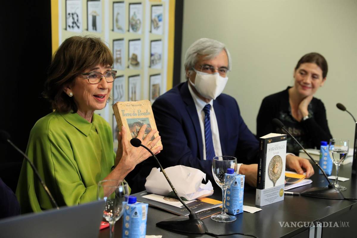 $!(De izq a der) Pilar del Río, viuda del escritor luso José Saramago; el profesor y miembro de la Real Academia Carlos Reis y la directora de la división literaria de Alfaguara, Pilar Reyes, dan una rueda de prensa en el ámbito de la presentación, por parte de la editorial Alfaguara, de todo su programa cultural para celebrar el año Saramago en 2022 en el centenario de su nacimiento. EFE/Fernando Alvarado
