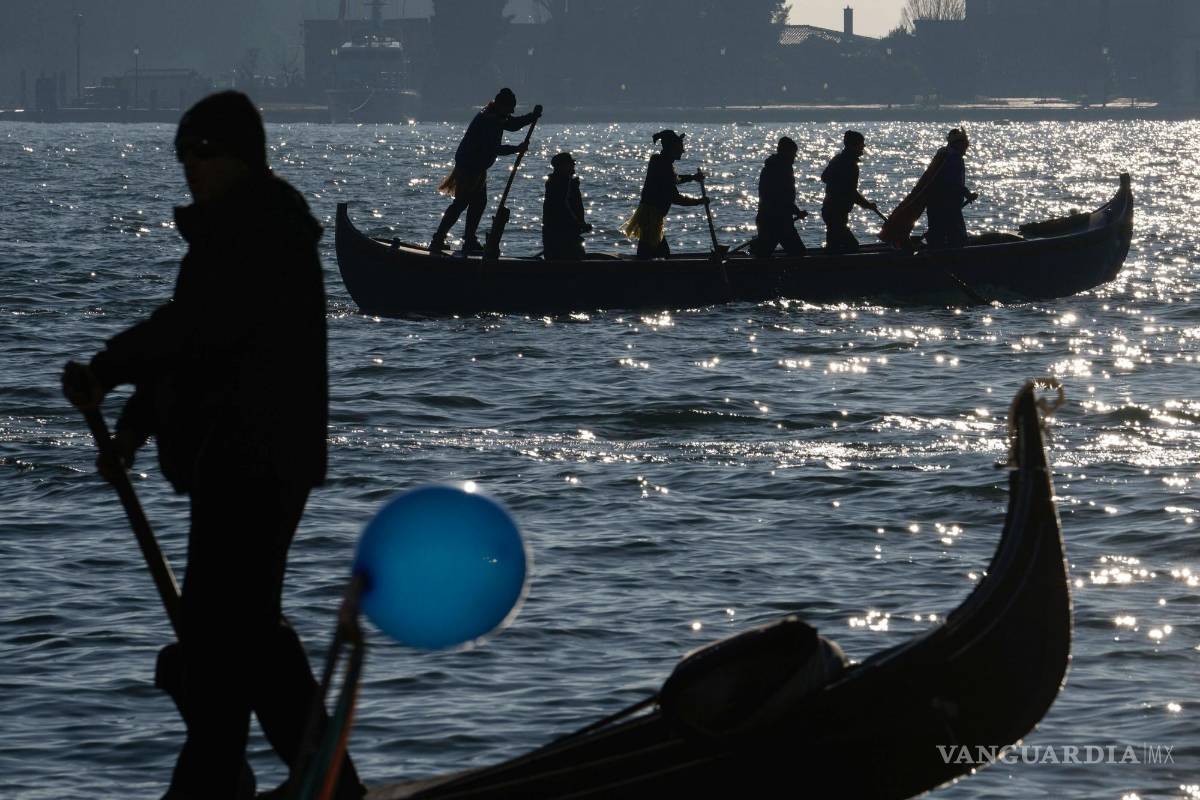 $!Embarcaciones participan en el tradicional desfile en góndola del Carnaval de Venecia, Italia, el 28 de enero de 2024.
