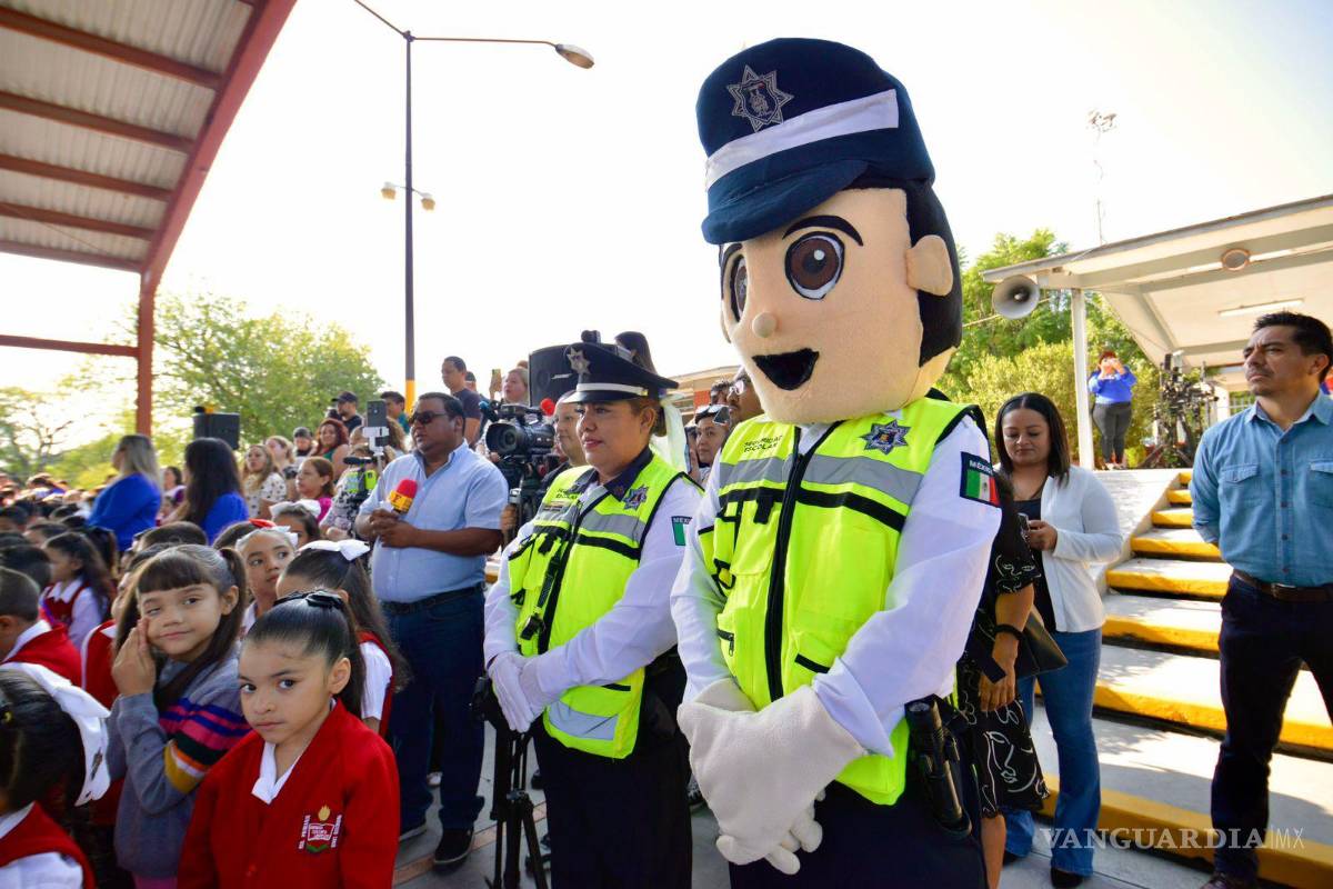 $!Se puso en marcha el operativo de seguridad y vialidad de regreso a clases, con la participación de más de mil 200 elementos de tránsito y policías preventivos.