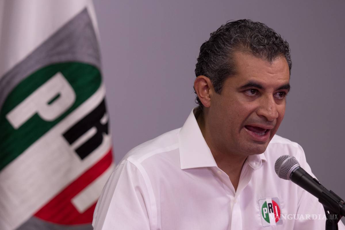 Enrique Ochoa Reza acusa a AMLO de comprar encuestas falsas