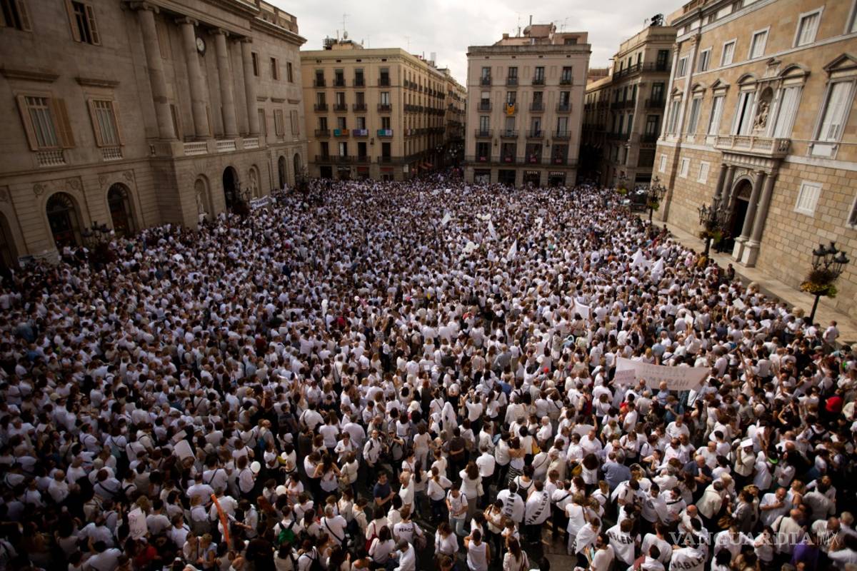 Miles de personas toman las calles para pedir diálogo al Gobierno español con Cataluña