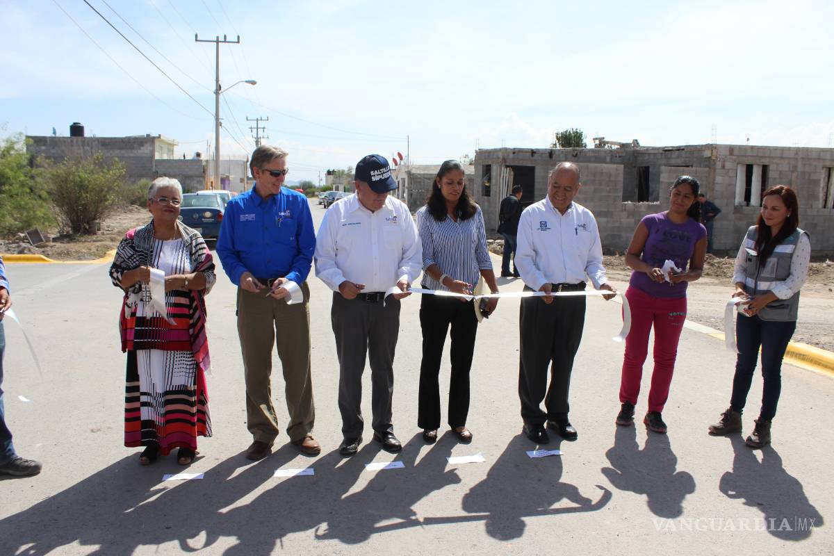 $!Por fin pavimentan calles de populosa colonia de Saltillo
