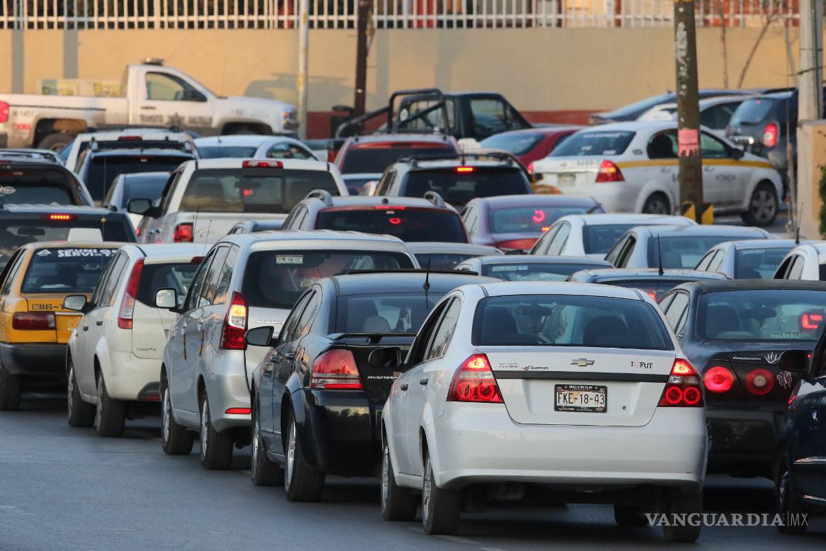 $!En Saltillo tras 7 días, reabastecen gasolineras lentamente