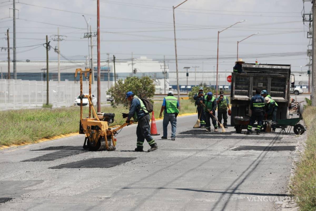 $!Las labores de mantenimiento también se desarrollan en el bulevar Misión Santa Lucía, una vialidad que conecta varias colonias del oriente de la ciudad.
