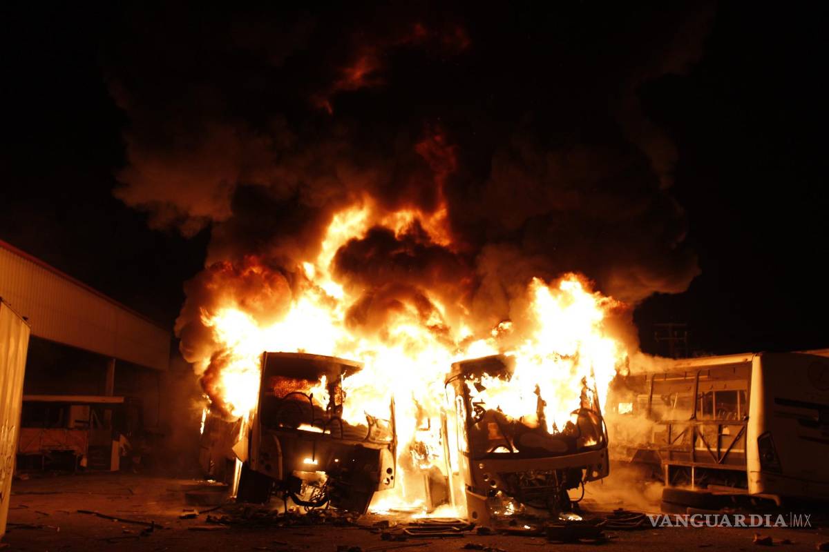 Fuego consume 5 camiones de transporte; Bomberos sofoca incendio en Saltillo