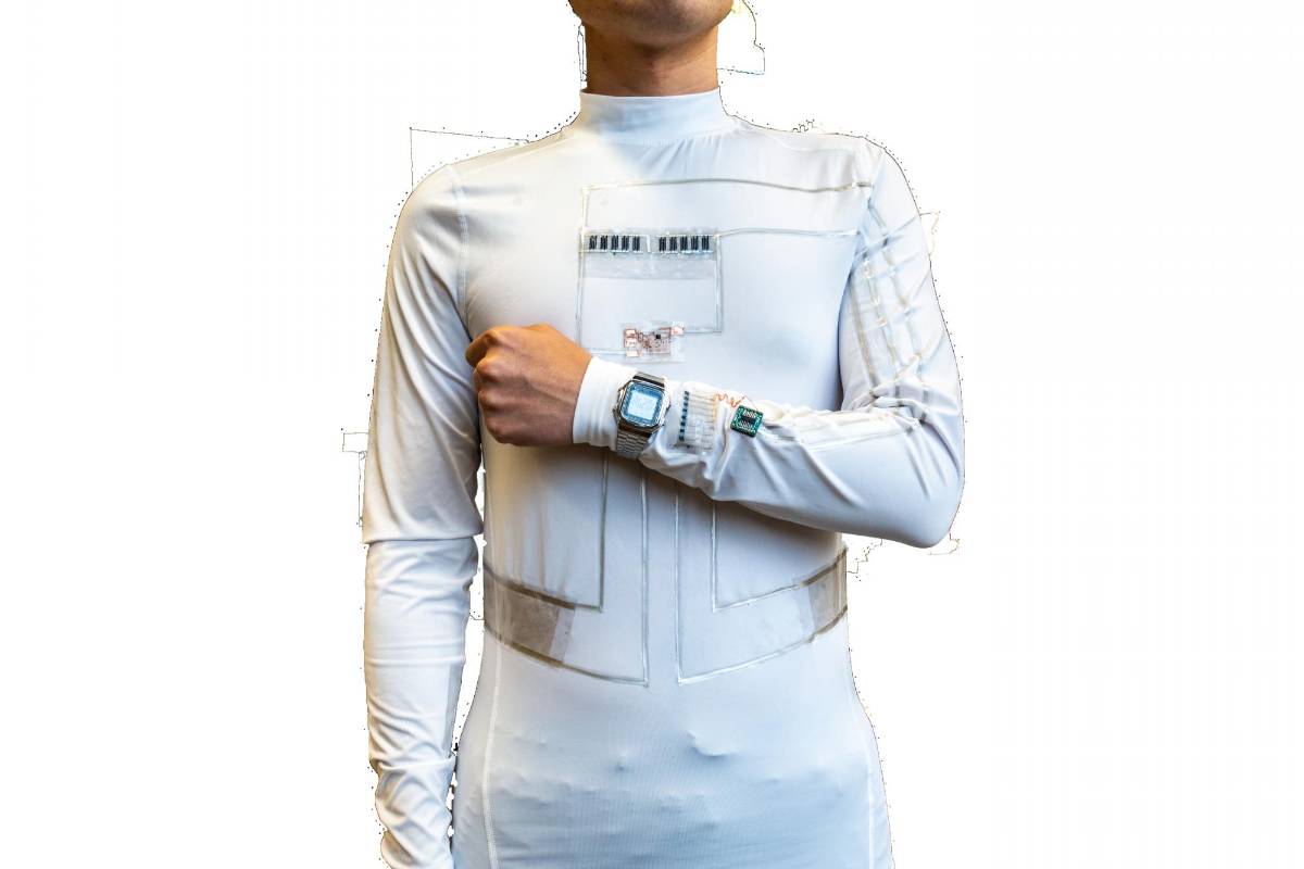 $!La camiseta inteligente entrega electricidad a un reloj LCD. EFE/UC San Diego