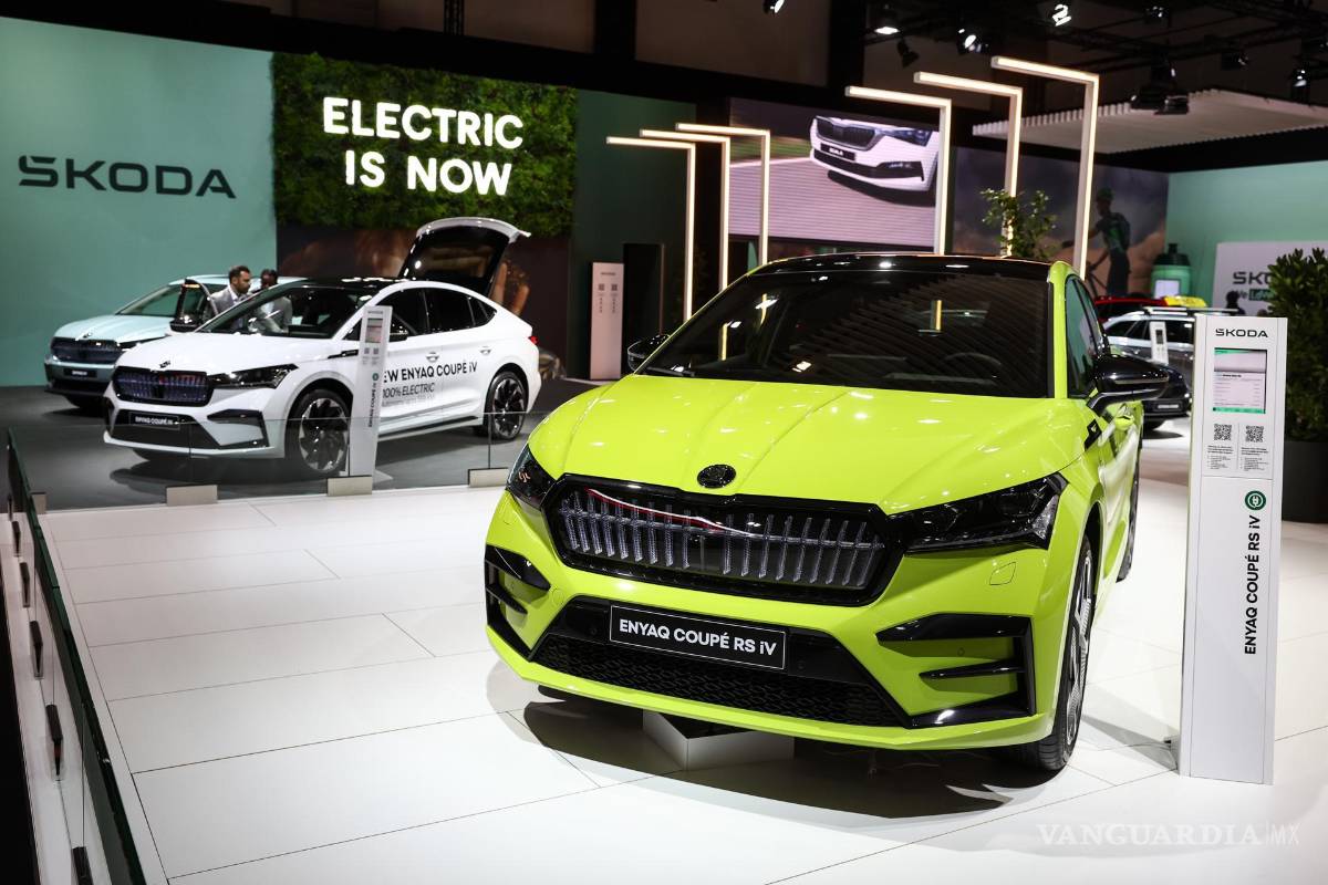 $!Un ENYAQ COUPE RS iV del fabricante de automóviles checo Skoda durante la inauguración del Salón del Automóvil de Bruselas 2023, en Bruselas, Bélgica.