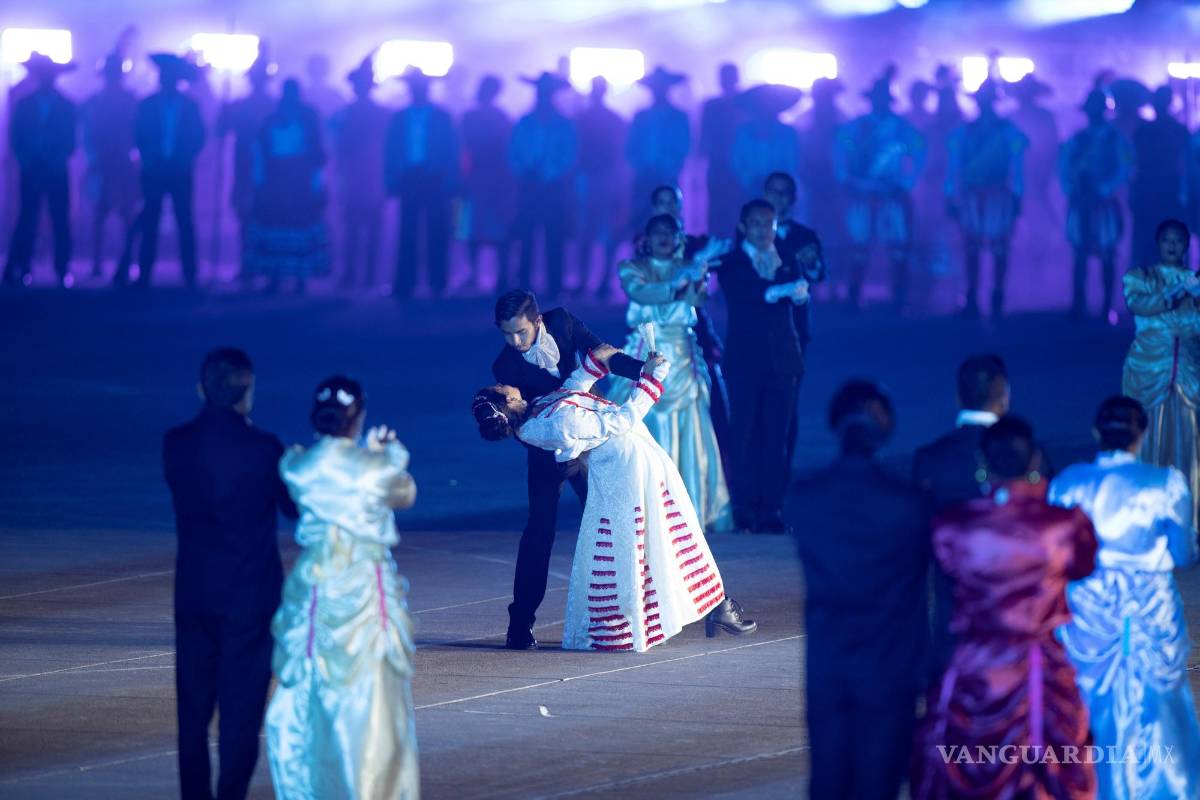 $!Fotografía que muestra una coreografía durante la ceremonia del 200 aniversario de la consumación de independencia en Ciudad de México (México). EFE/Carlos Ramírez