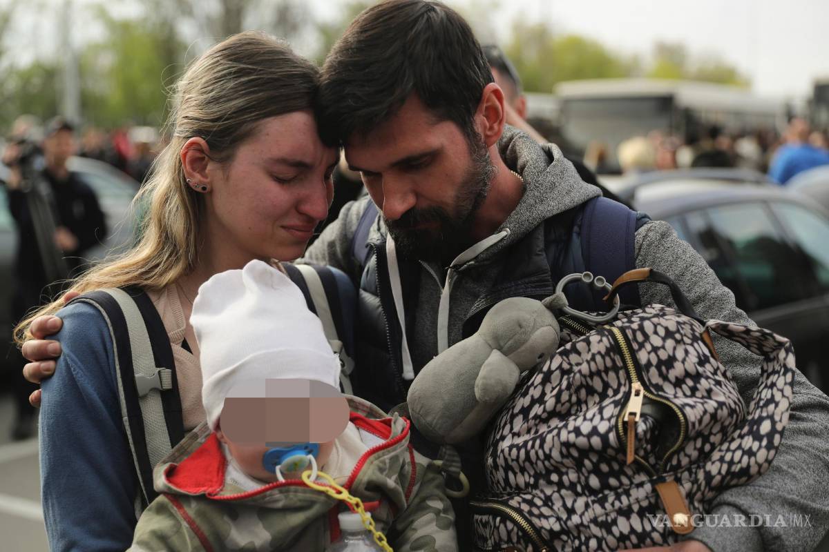 $!Los primeros civiles evacuados de la acería de Azovstal, en Mariúpol (Ucrania), llegan a Zaporiyia, Ucrania.