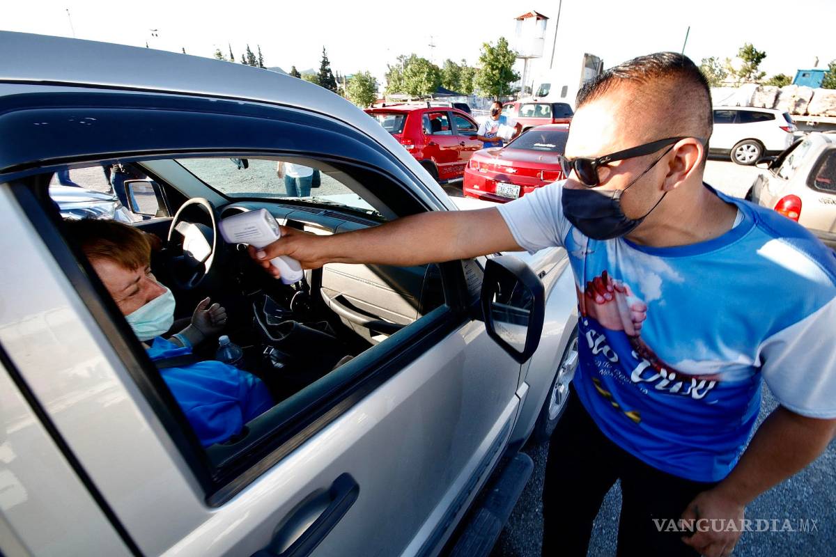 $!Escuchan saltillenses misa al aire libre sobre sus vehículos en estacionamiento de Cristo Vive