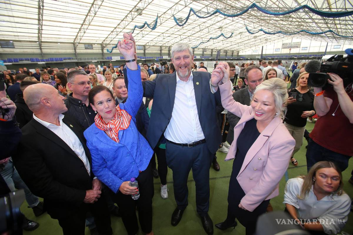 $!(I-D) La líder del Sinn Fein, Mary Lou McDonald, John O’Dowd y la vicepresidenta del Sinn Fein, Michelle O’Neill en Magherafelt, Irlanda del Norte.