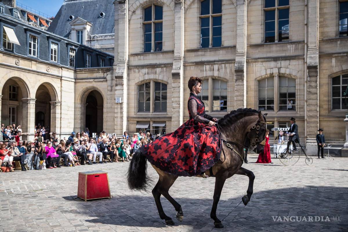 $!Una modelo a caballo presenta una creación de la colección Otoño/Invierno 2022/23 del diseñador francés Franck Sorbier en la Semana de la Moda de París.