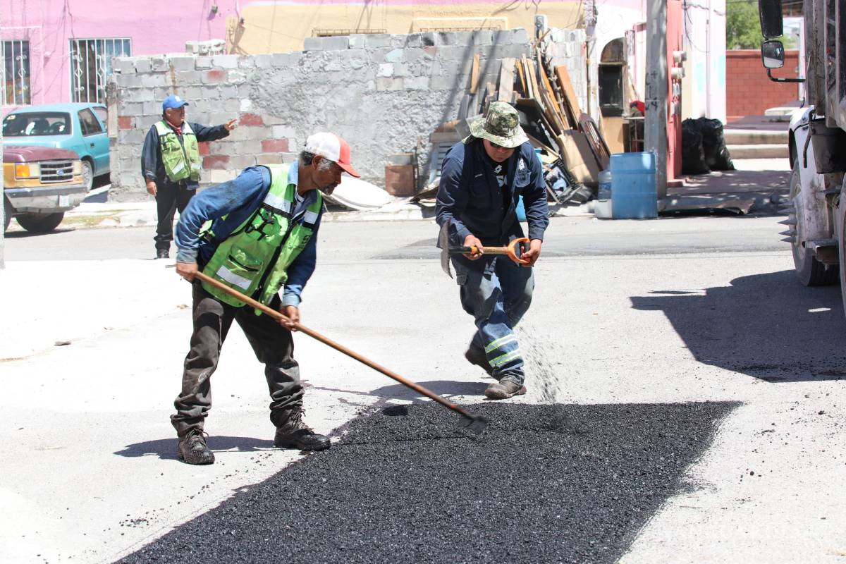 $!Personal del Ayuntamiento realiza bacheo en calles de La Herradura, mejorando la circulación y previniendo accidentes viales.