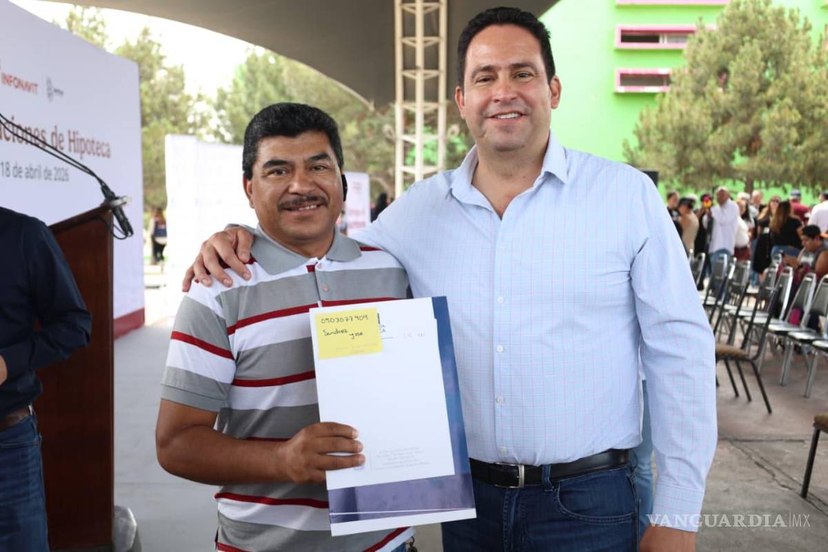 $!Durante el evento se realizó la entrega simbólica de 10 escrituras en representación de los beneficiarios.