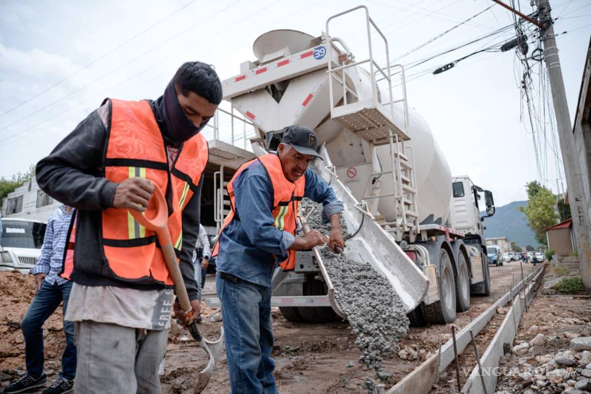$!Personal de Infraestructura y Obra Pública mantiene labores de nivelación, tendido de base hidráulica y rehabilitación vial en un tramo de 350 metros lineales sobre las calles Timbre y Álamo.
