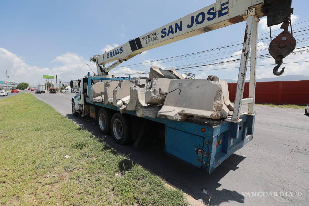 $!Las estructuras deterioradas fueron cargadas con apoyo de una grúa para retirarlas de los puntos intervenidos.