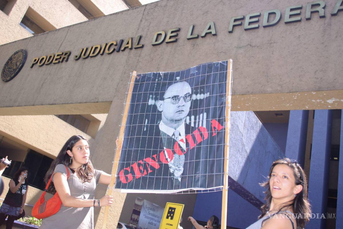 $!01 de abril de 2009.- Integrantes de la organización H.I.J.O.S. protestan por la exculpación del ex-presidente Luis Echeverría por la matanza estudiantil de 1968.