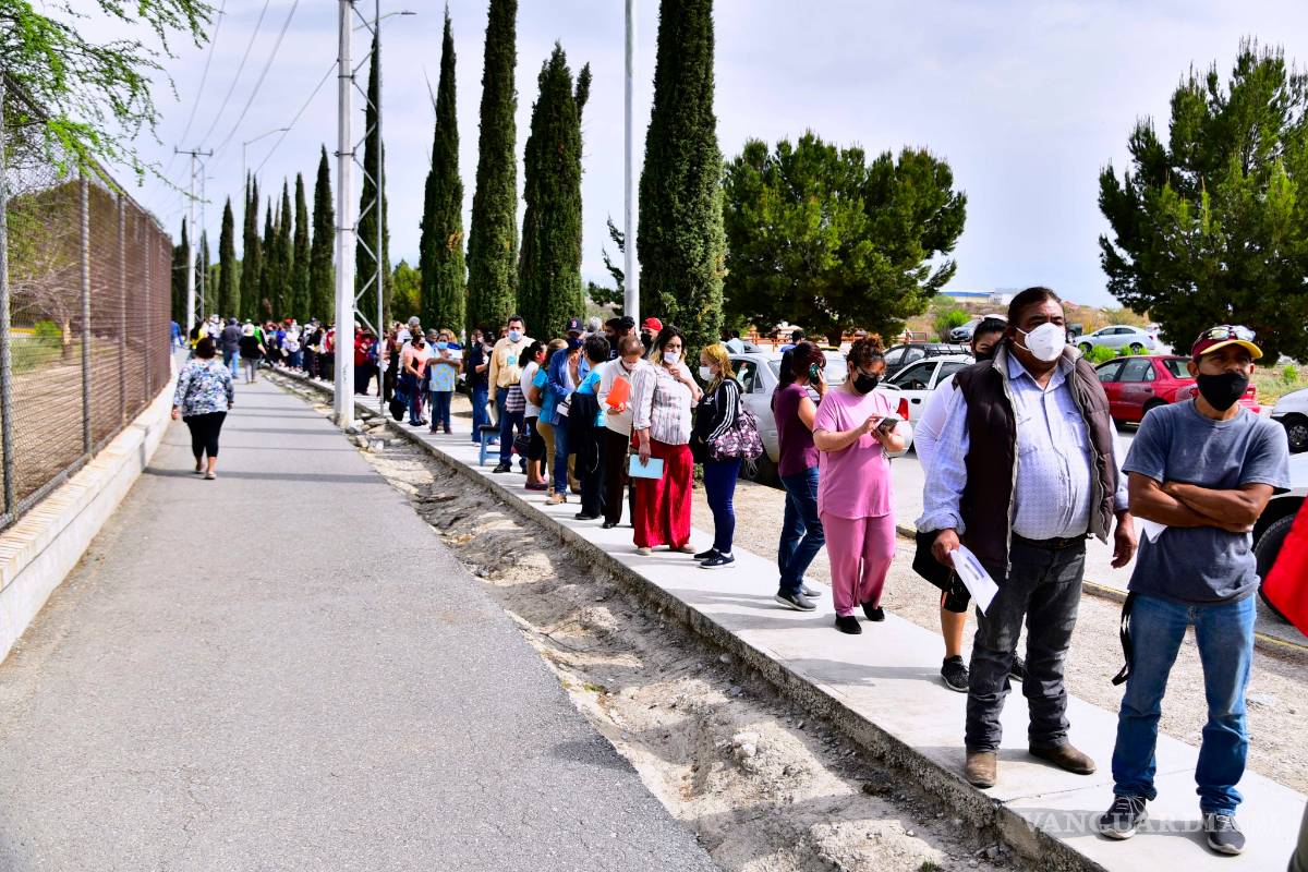 Continúa vacunación en Las Maravillas, con gente formada desde la madrugada