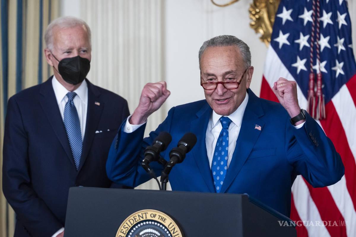 $!El líder de la mayoría del Senado, Chuck Schumer (d), habla antes de que el presidente Joe Biden (i) firme la Ley de Reducción de la Inflación.