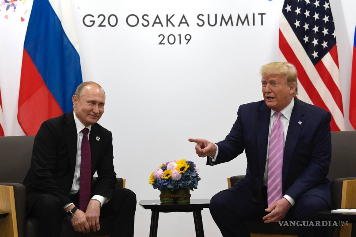 Trump bromea con Putin, le pide no intente influir en el resultado de los comicios de 2020