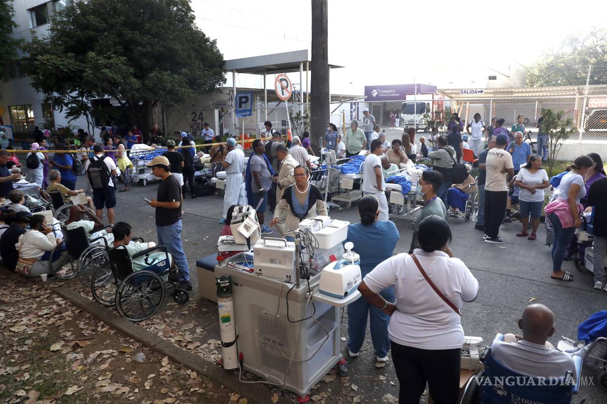 $!AME7690. CALI (COLOMBIA), 10/08/2026.- Pacientes evacuados de la Clínica Farallones tras el terremoto de magnitud 7,4 esperan en una calle este lunes, en Cali (Colombia). El Gobierno colombiano declaró la situación de desastre nacional por el terremoto que deja al menos 71 personas fallecidas en el país, 29 de ellas en ciudades capitales.