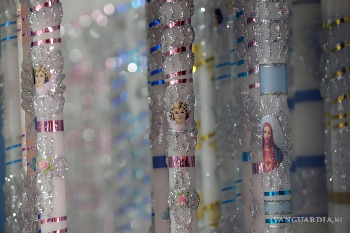 Velas escamadas iluminan el camino de las almas en los altares del Día de Muertos en México