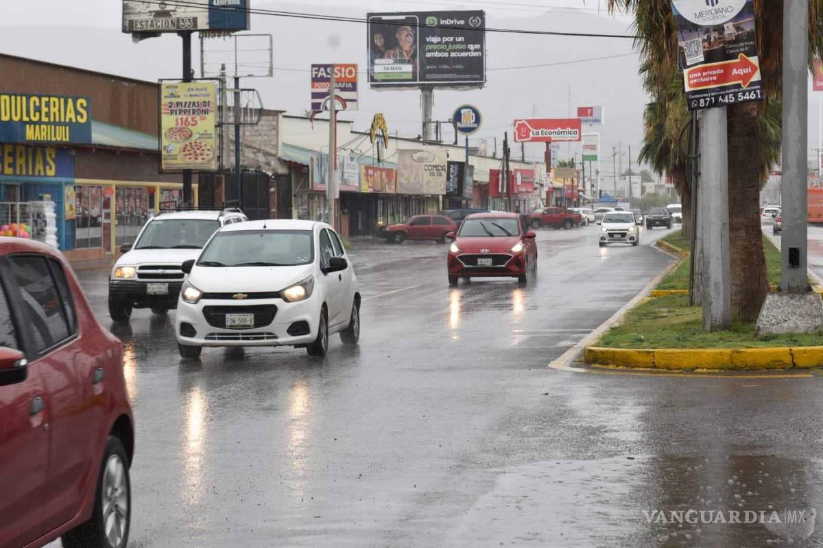 $!Personal del Sistema Municipal de Aguas y Saneamiento de Torreón (SIMAS), realiza labor de monitoreo para acudir a los sectores que lleguen a presentar un problema significativo.