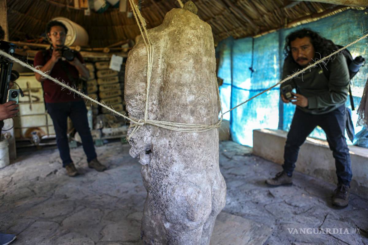 $!Una escultura que representa una figura prehispánica hallada en la zona arqueológica de Oxkintok, municipio de Maxcanú, Yucatán (México).