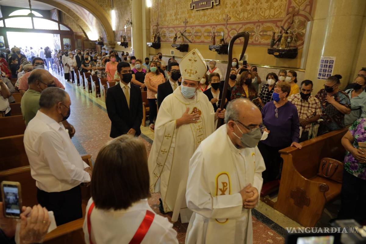 $!Tras dos años de pandemia, este miércoles se realizó el descenso del Santo Cristo de la Capilla con los fieles presente.