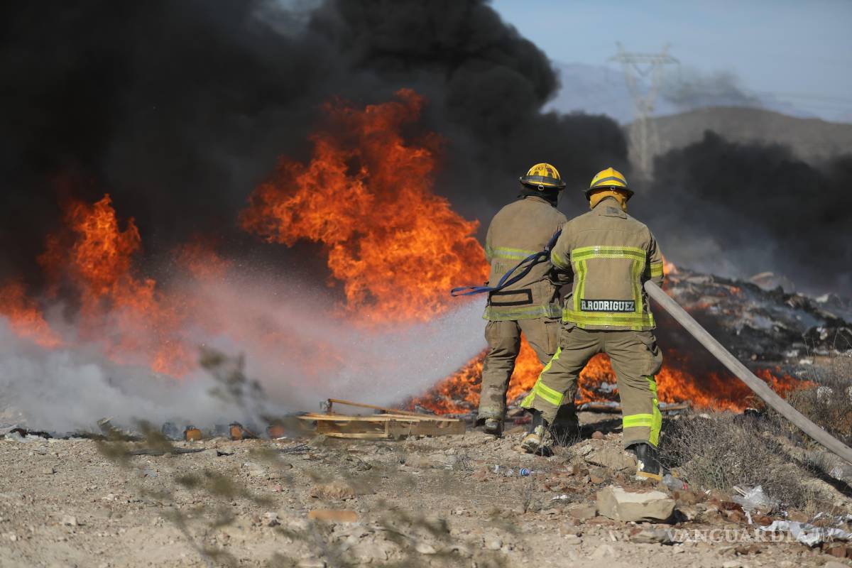Controlado en un 80% incendio en recicladora de Saltillo